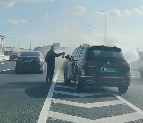 一辆大众途观高架起火燃烧：导致交通大拥堵(图1)
