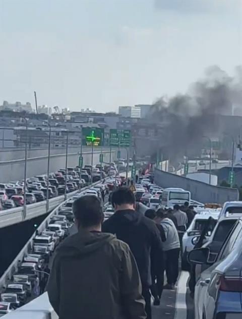 一辆大众途观高架起火燃烧：导致交通大拥堵(图3)