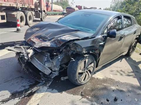 比亚迪海狮07撞翻大货车：自动降车窗 三人无碍
