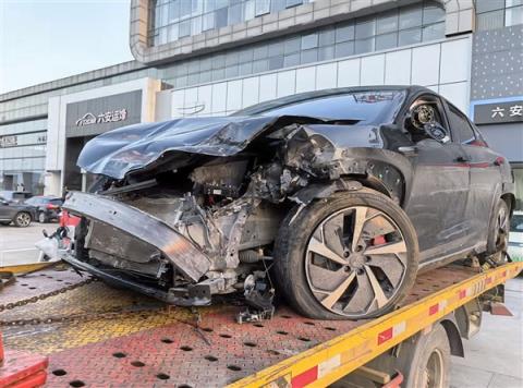 比亚迪海狮07撞翻大货车：自动降车窗 三人无碍(图3)