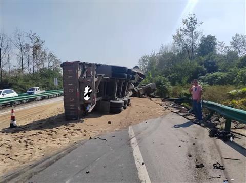 比亚迪海狮07撞翻大货车：自动降车窗 三人无碍(图4)