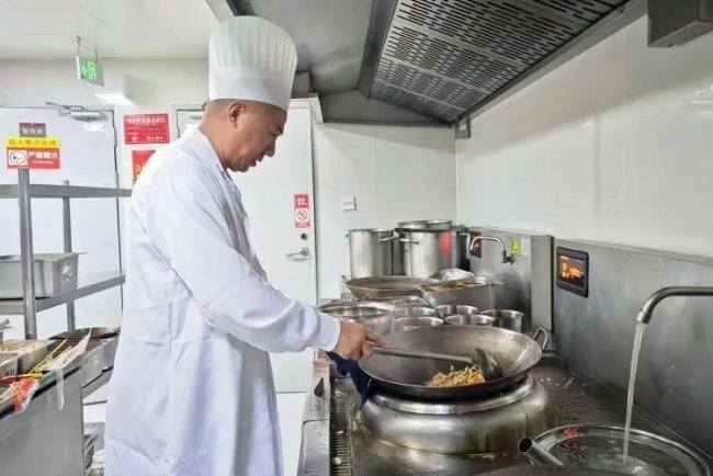 高铁推出17元盒饭:门店现炒,可送餐到座