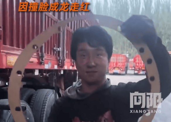 新疆一汽修工因撞脸成龙走红 老天爷赏饭吃