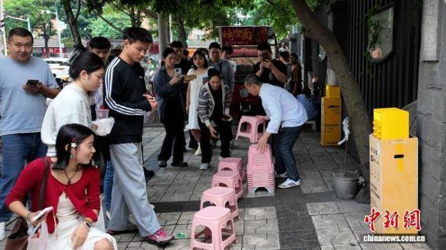 “洁癖式”操作加亲民价格 成都“蛋烘糕主理人”走红网络