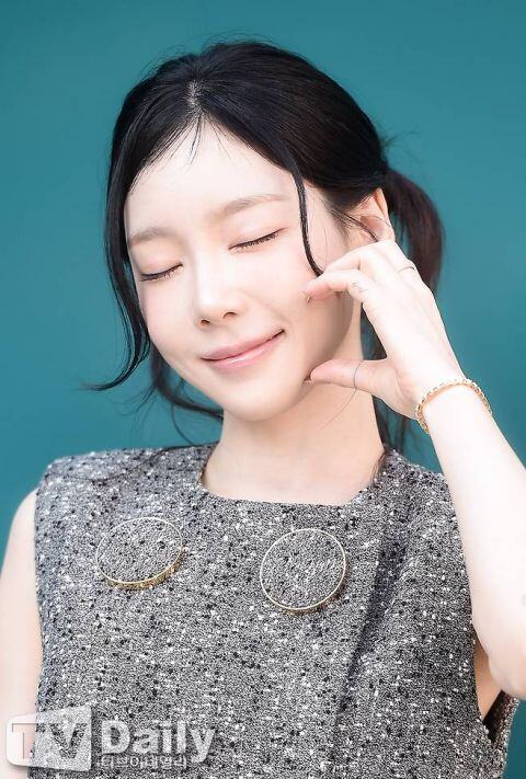 少女时代太妍出席品牌活动:无袖花呢洋装配格纹丝袜 白到发光的肌肤太犯规