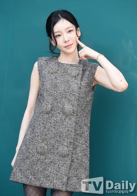 少女时代太妍出席品牌活动:无袖花呢洋装配格纹丝袜 白到发光的肌肤太犯规