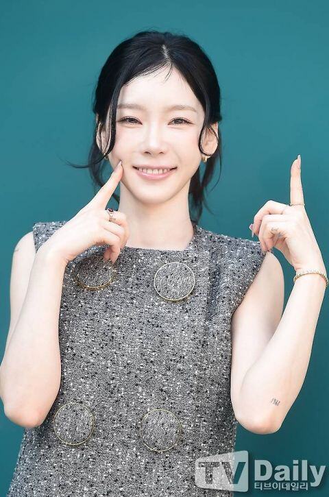 少女时代太妍出席品牌活动:无袖花呢洋装配格纹丝袜 白到发光的肌肤太犯规