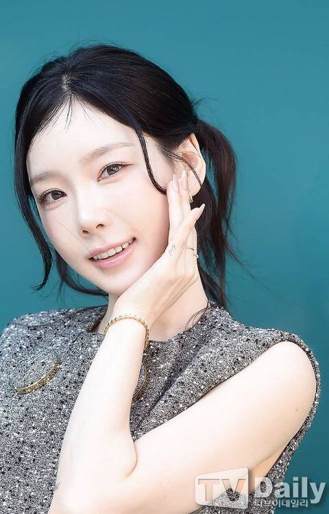 少女时代太妍出席品牌活动:无袖花呢洋装配格纹丝袜 白到发光的肌肤太犯规