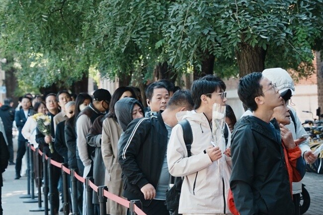 市民自发送别杨振宁 科学巨匠千古