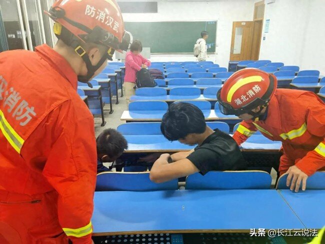 男生手指卡入课桌孔洞,武汉消防快速救援化解险情