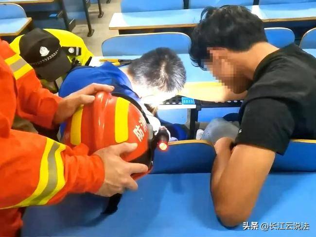 男生手指卡入课桌孔洞,武汉消防快速救援化解险情