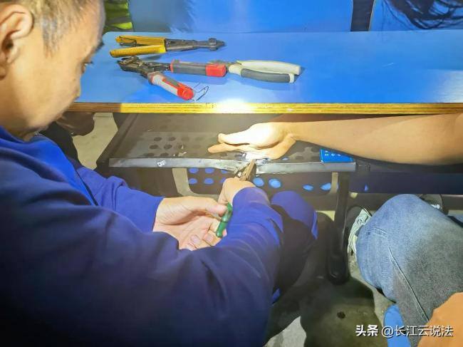 男生手指卡入课桌孔洞,武汉消防快速救援化解险情