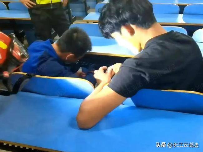 男生手指卡入课桌孔洞,武汉消防快速救援化解险情
