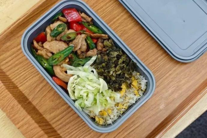 高铁17元现炒盒饭来了!川味小炒肉还能送餐到座