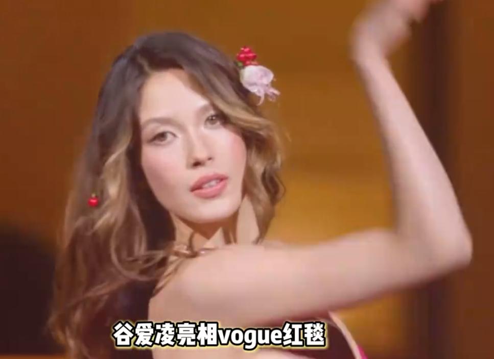 谷爱凌长裙骑马惊艳亮相 演绎冰雪女王与草原精灵的完美融合