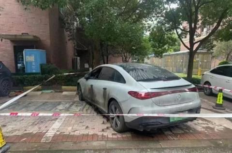 奔驰电动车小区地库起火:预约充电结束后热失控(图1)