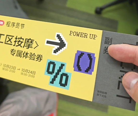 拉布拉多独自驾电动车上路被扣车 狗主人：它是网红 还在学叉车(图1)