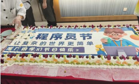 一年一度1024程序员节：影石送黄金键帽、百度分2米大蛋糕(图2)