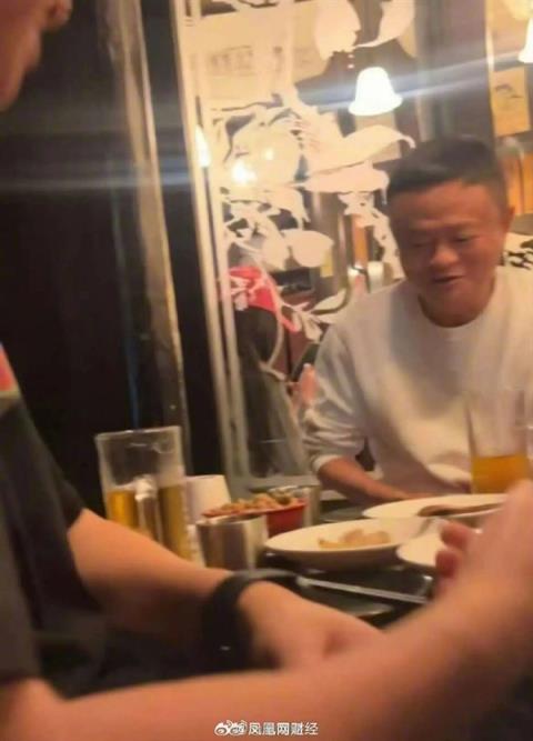 马云现身宁波与好友惬意聚餐：在一家中式酒馆喝酒 脸色发红(图2)