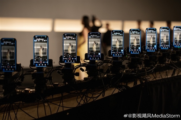 影视飓风“剧透”拍摄VOGUE盛典慢镜头:用多台iPhone 17 Pro架设一套子弹时间拍摄装置