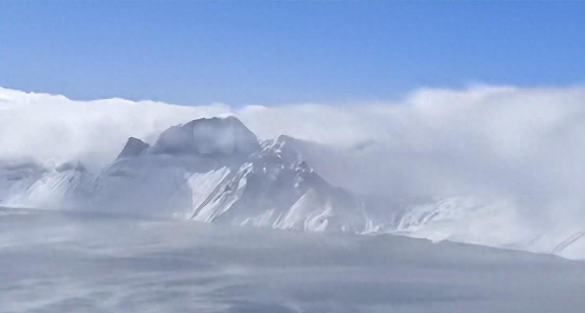 长白山出现罕见“海浩”奇观，天池湖面蒸汽腾腾，如湖水“开锅”