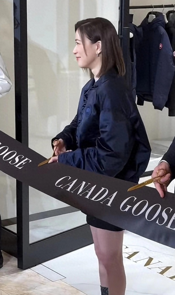 佘诗曼线下活动短款羽绒服配超短裤 状态神似少女