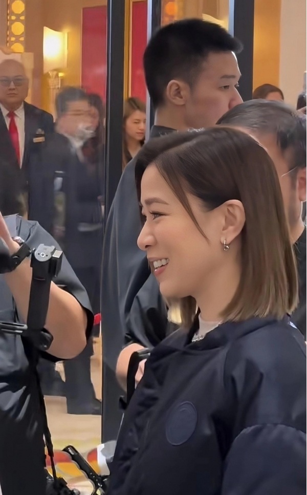 佘诗曼线下活动短款羽绒服配超短裤 状态神似少女