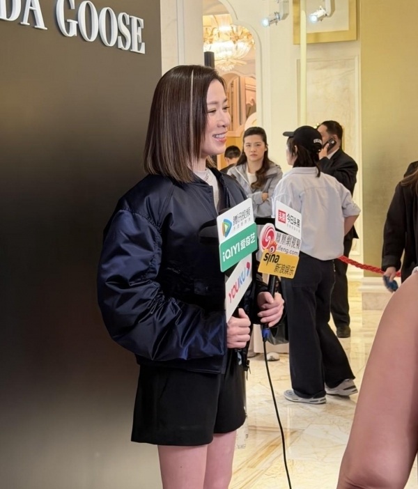 佘诗曼线下活动短款羽绒服配超短裤 状态神似少女