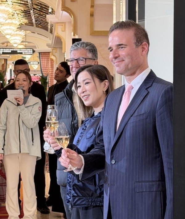 佘诗曼线下活动短款羽绒服配超短裤 状态神似少女