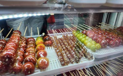 奶皮子糖葫芦卖到40元一串 网红小吃风靡一时