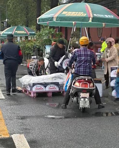 成都马拉松赛后补水点矿泉水遭哄抢 现场秩序失控