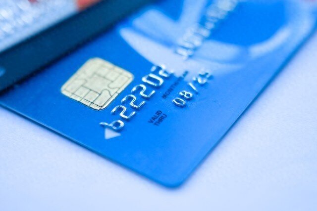 老板收到4.5万转账后银行卡被冻结