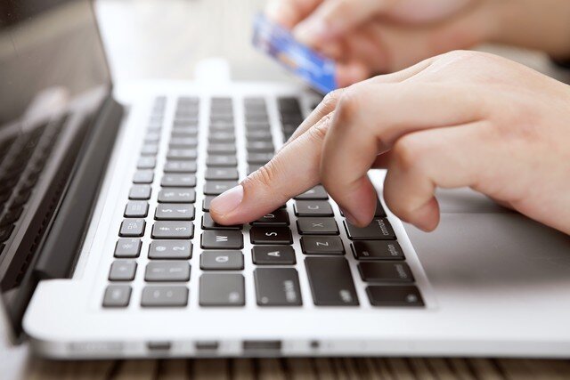 老板收到4.5万转账后银行卡被冻结