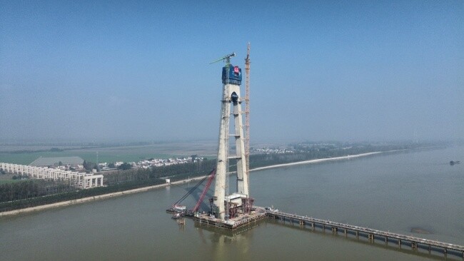 武荆宜高速汉江特大桥主塔顺利封顶