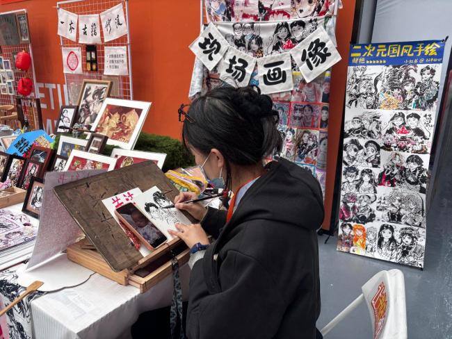 00后美术生毕业摆摊日入过千:用水墨手绘二次元国风画像