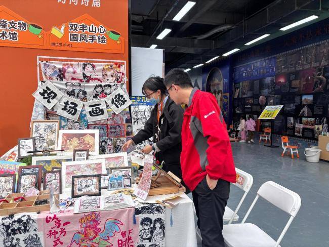 00后美术生毕业摆摊日入过千:用水墨手绘二次元国风画像