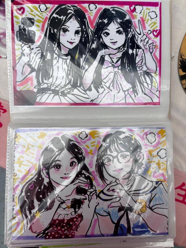 00后美术生毕业摆摊日入过千:用水墨手绘二次元国风画像