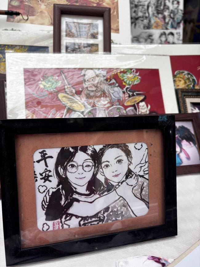 00后美术生毕业摆摊日入过千:用水墨手绘二次元国风画像