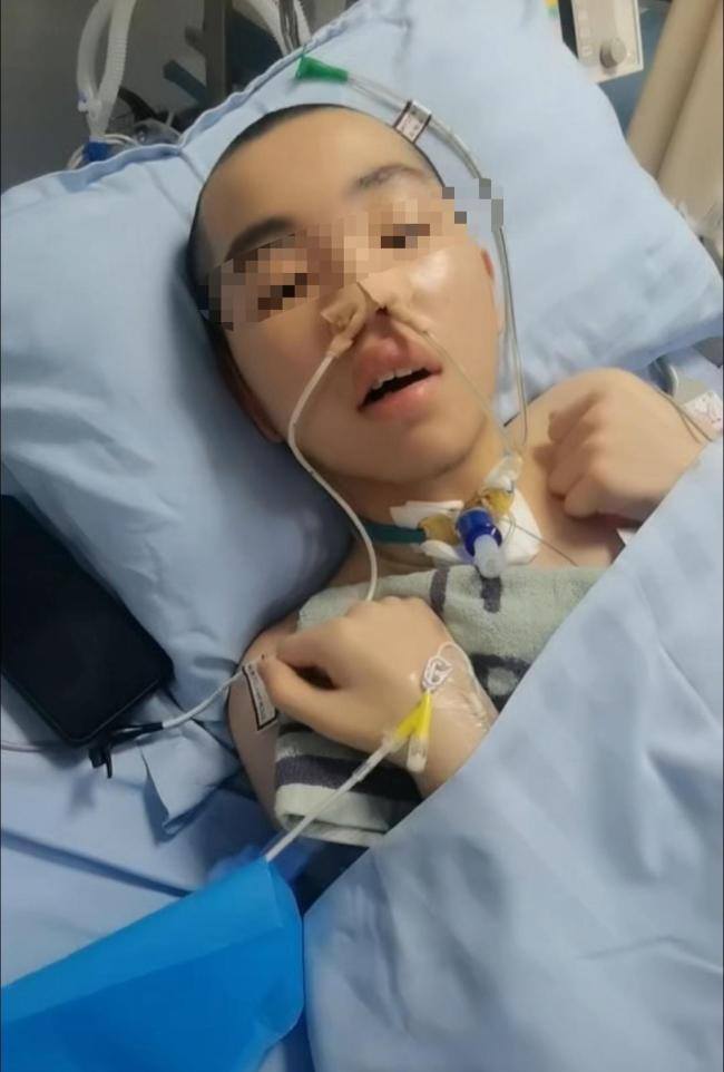 男生嬉闹被击中后瘫痪遇赔偿难 治疗费用成难题