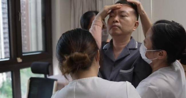 蔡磊起身需三人搀扶仍工作 与渐冻症抗争不懈