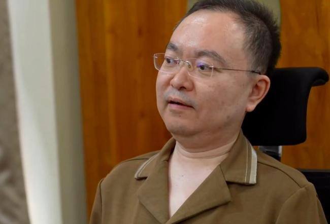 蔡磊起身需三人搀扶仍工作 与渐冻症抗争不懈