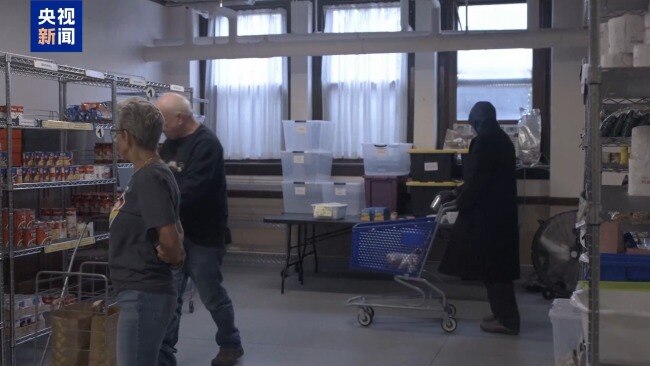 美政府“停摆”致多个资助项目暂停 美民众受严重冲击 生活难以为继