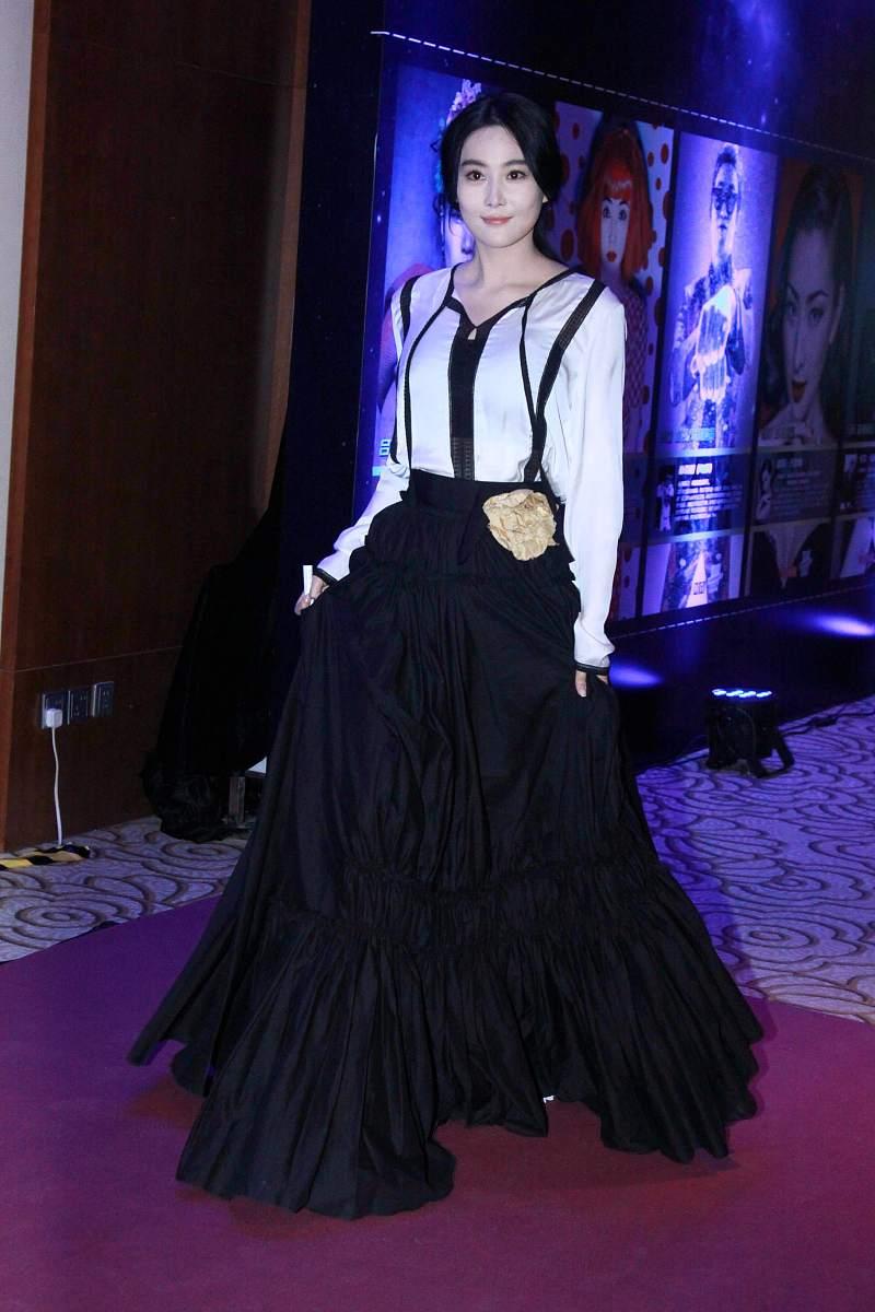 张馨予25斤礼服惊艳红毯 时尚界点赞“定海神针”式美学