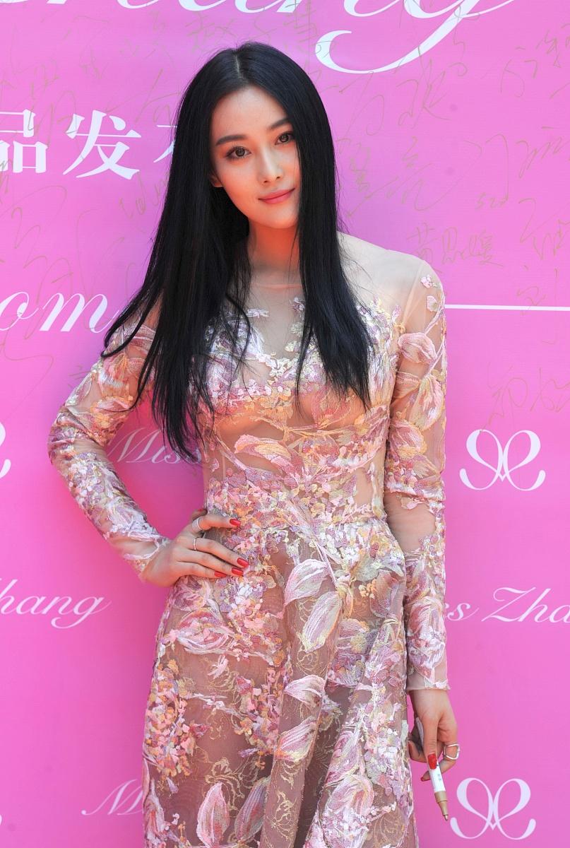 张馨予25斤礼服惊艳红毯 时尚界点赞“定海神针”式美学