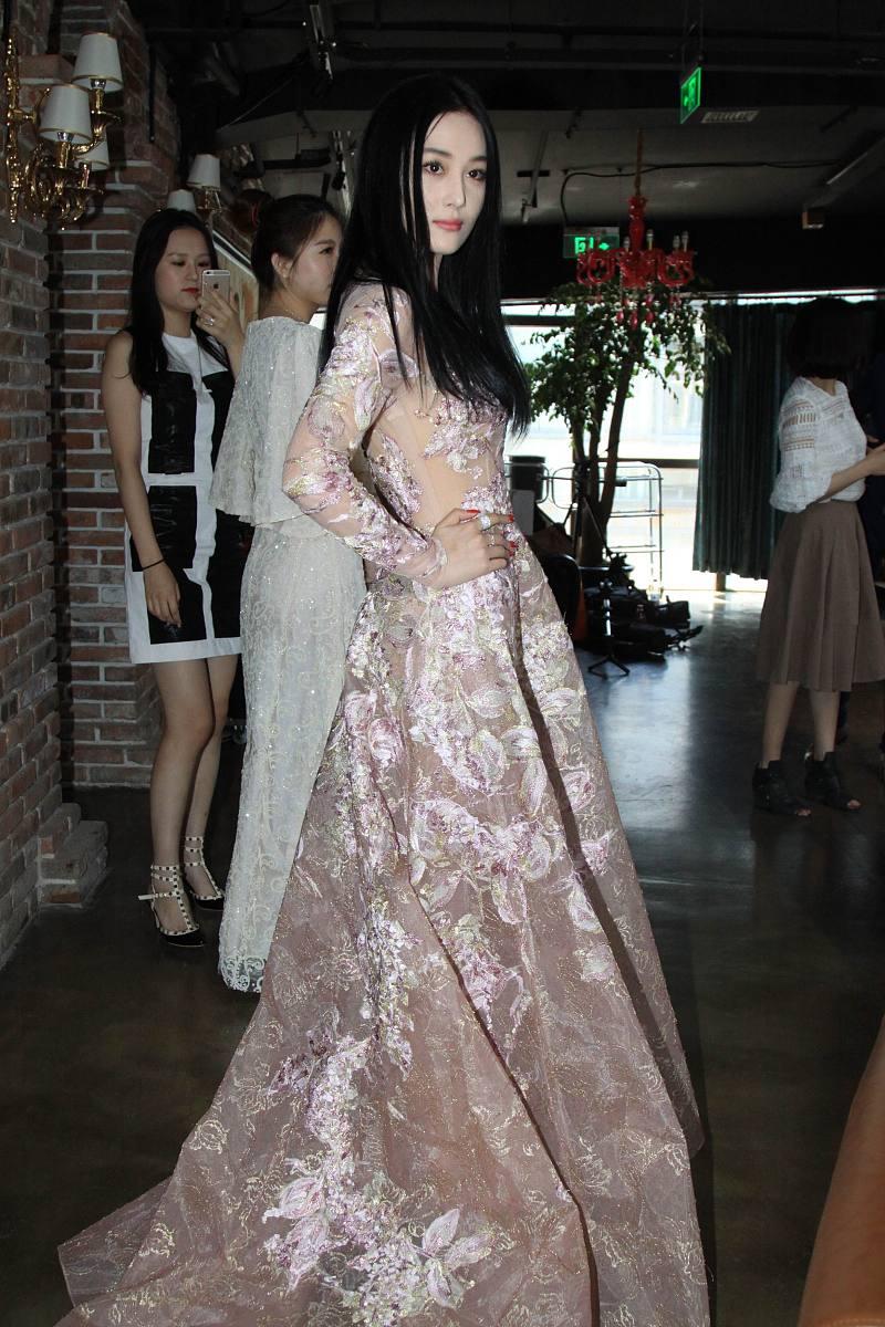 张馨予25斤礼服惊艳红毯 时尚界点赞“定海神针”式美学