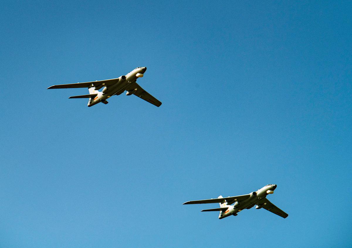 轰-6K战机群逼近台岛震慑美军 专家详解实战级威慑内幕