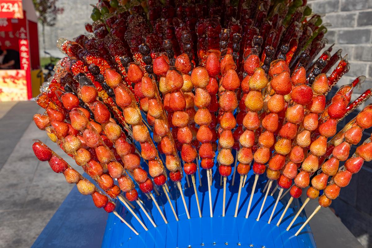 奶皮子糖葫芦横扫街头:传统美食的破圈密码