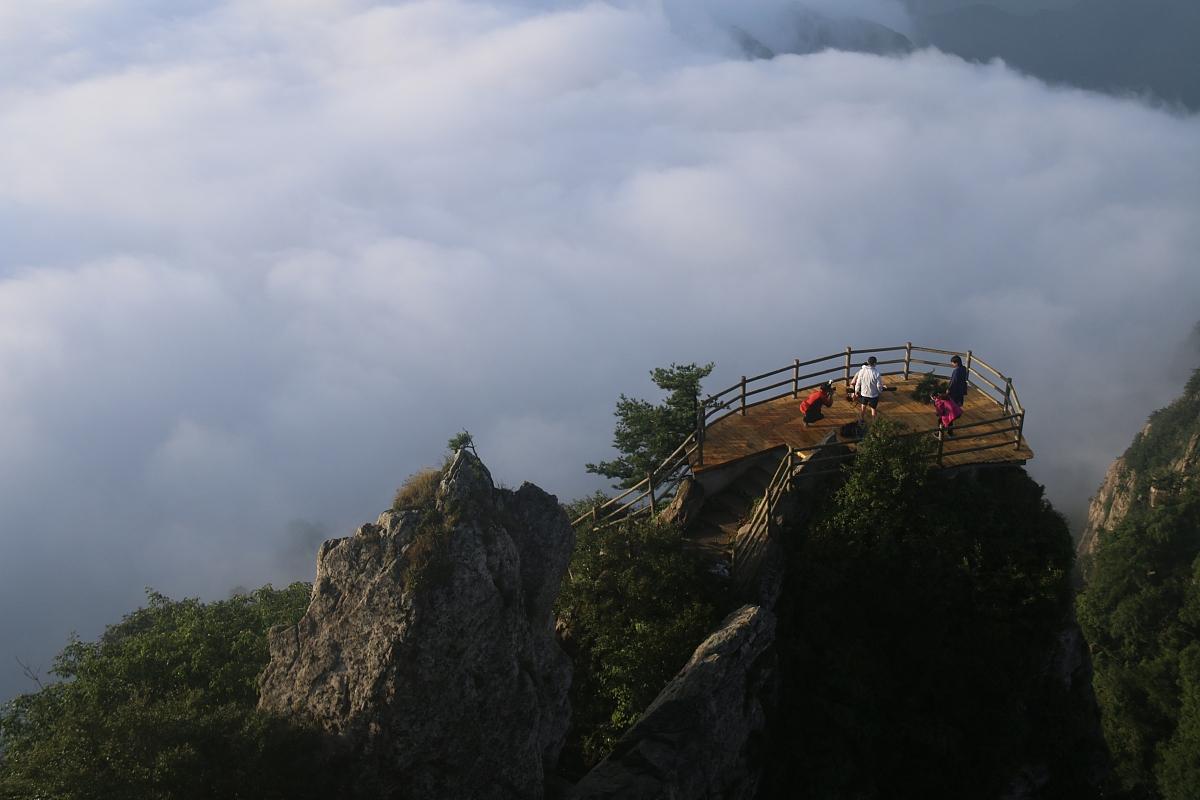 老君山再现神秘“阴阳分界线” 自然奇观引千人围观