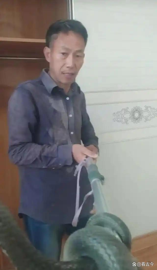 60岁男子直播挖毒蛇被咬?他嫌贵没打血清?失联至今