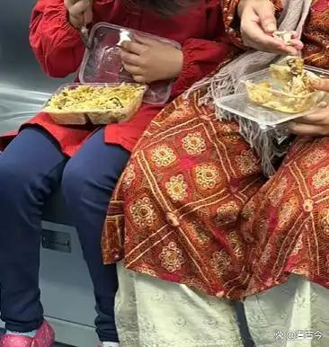 印度人能在地铁车上吃手抓饭?深圳地铁回应:规矩都一样!